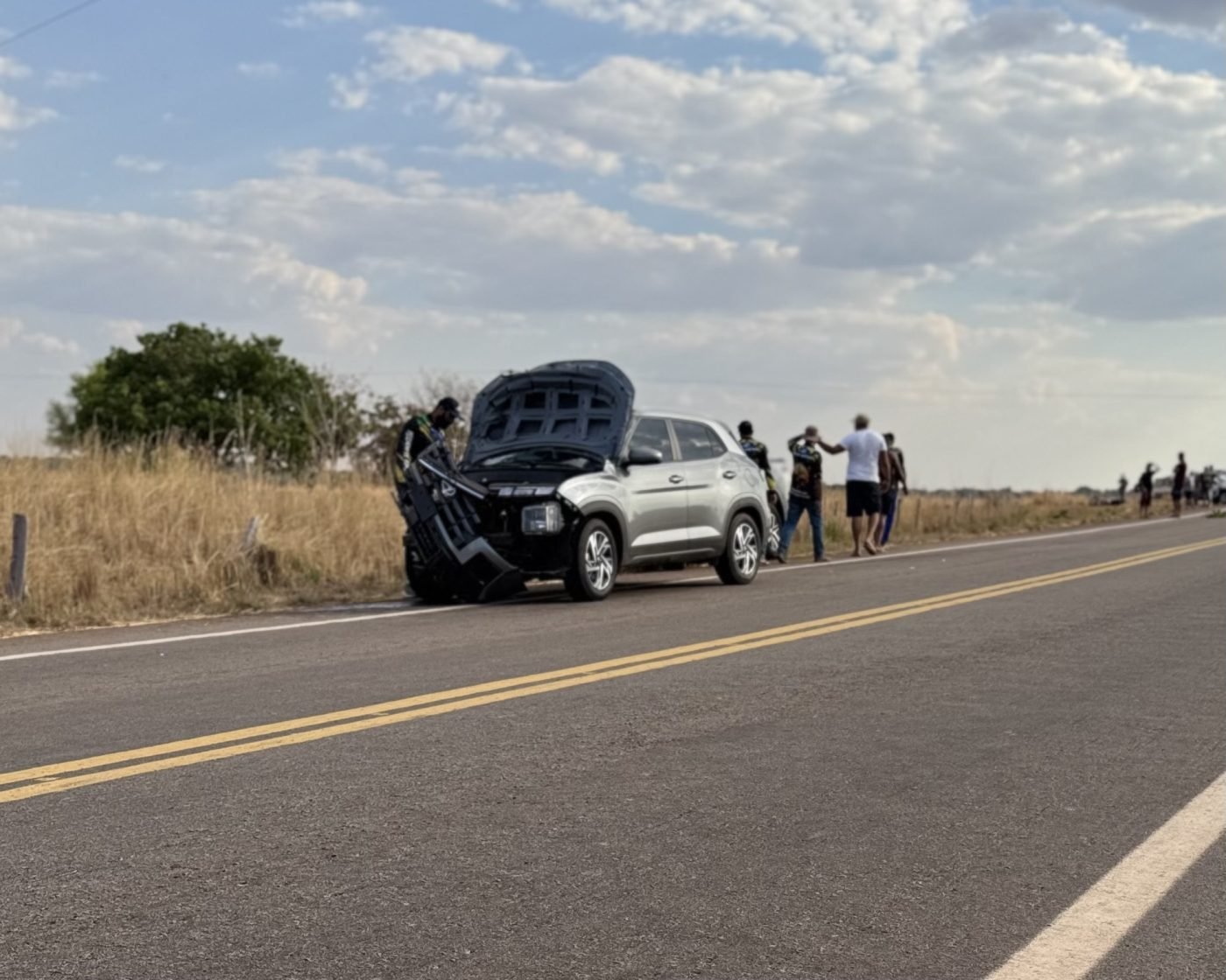 Os ocupantes do automóvel não ficaram feridos e permaneceram no local durante o atendimento da ocorrência.