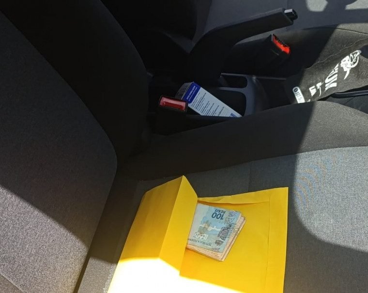 Envelope foi encontrado no carro do suspeito — Foto: PCTO