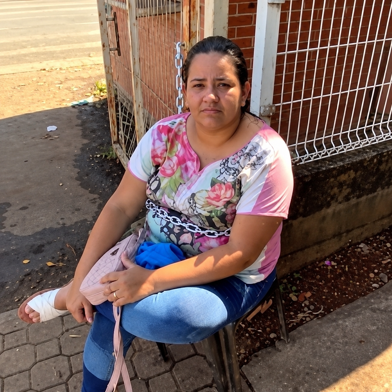 Laise Sousa se acorrentou em frente ao HGP para conseguir transferir filho para hospital de SP — Foto: Reprodução