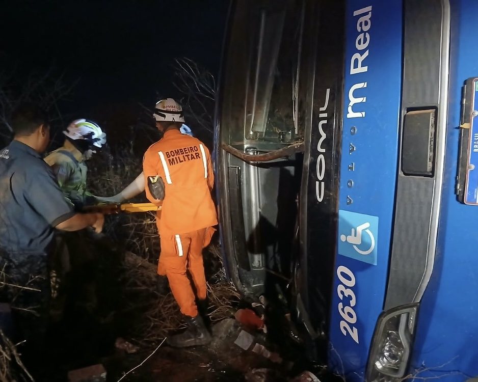 Ônibus tombou na BR-122, em Iraquara, na Bahia. — Foto: Reprodução