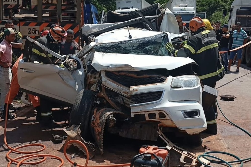Menina de 10 anos morre e três pessoas ficam feridas em grave acidente entre caminhões e caminhonete na BR-153, no Tocantins