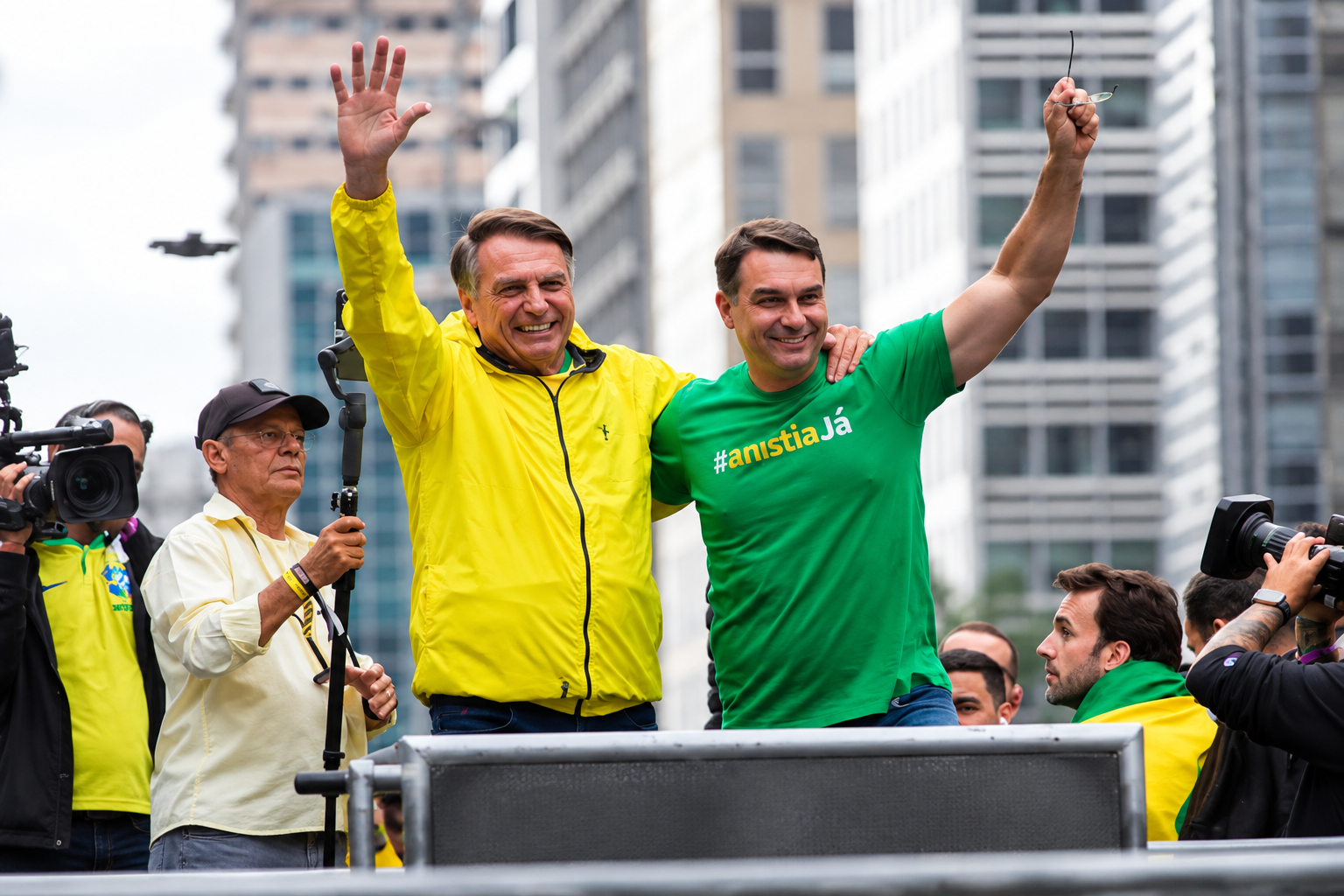 PGR dá parecer favorável para Flávio Bolsonaro voltar a visitar o pai em prisão domiciliar