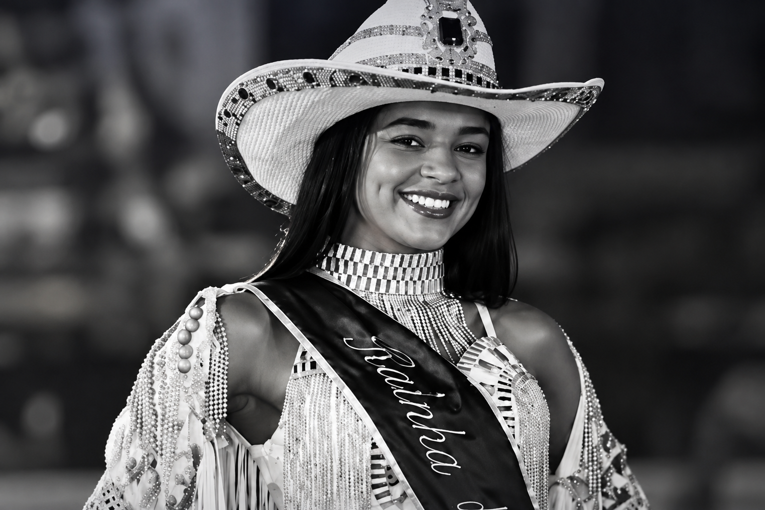 Ex-Rainha de Rodeio morre após ser atingida por raio enquanto estava na área de casa durante chuva no Tocantins
